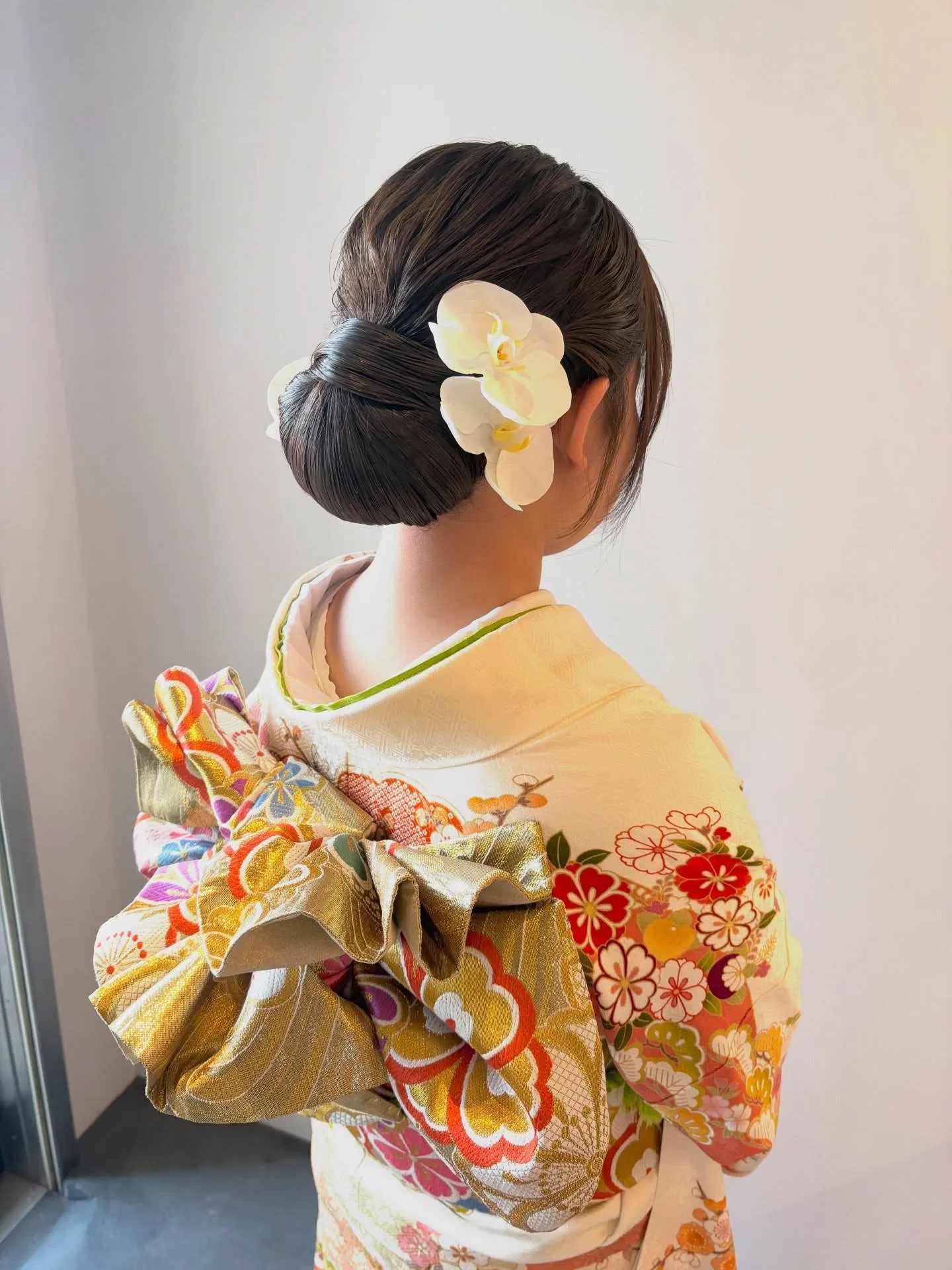 シニヨンヘア 人気の胡蝶蘭飾りを付けて🤍